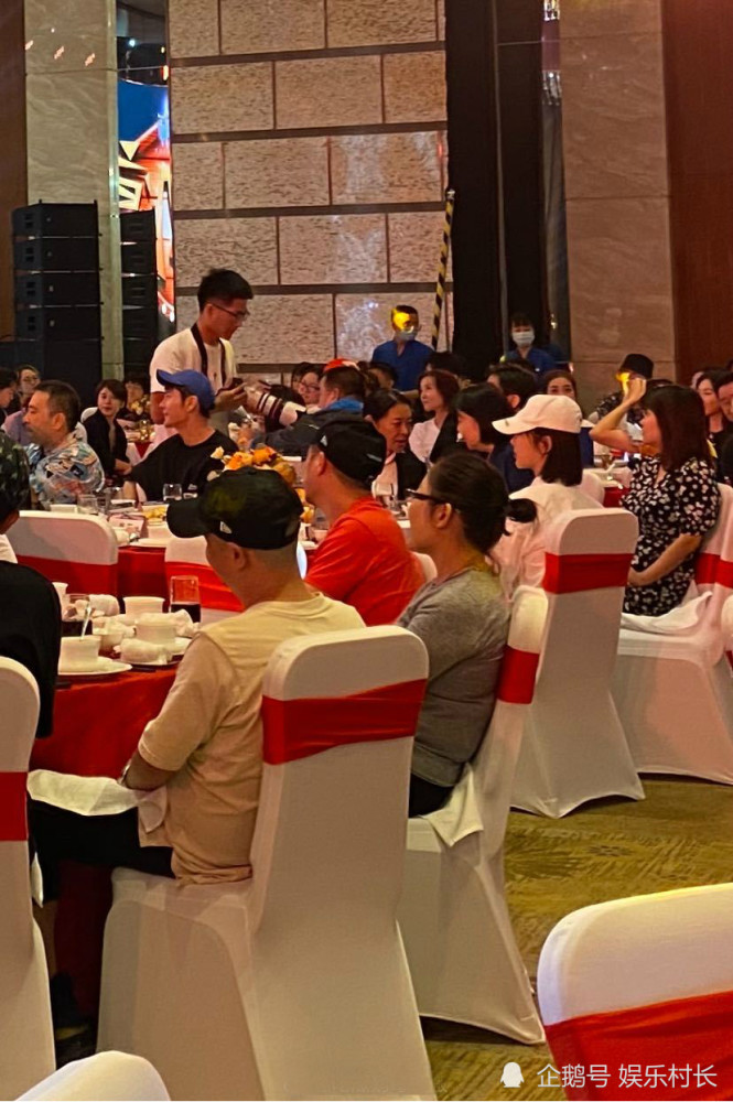 杨紫|杨紫参加《女心理师》开机宴，捧脸可爱却似格格不入，同桌还有倪萍王嘉