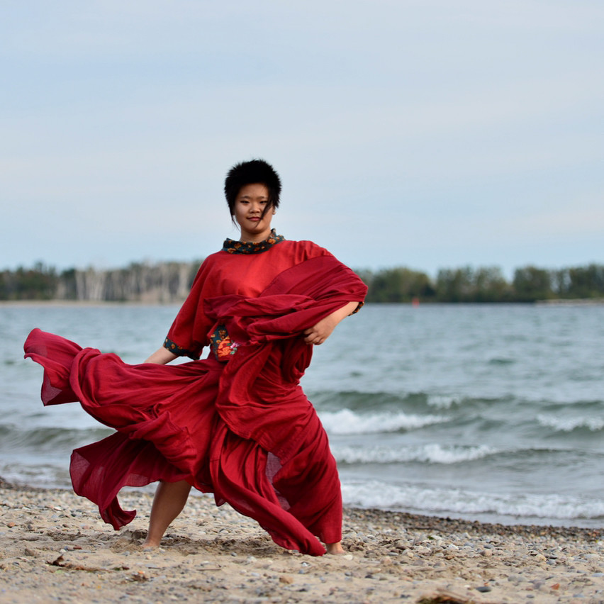 毕福剑|毕福剑23岁女儿另类造型跳舞，曾被批长得丑，却多才多艺