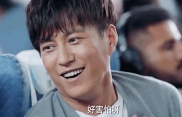 靳东|靳东老婆万圣节化女巫妆，躲黑暗处龇牙大嚎吓俩儿子，场面超欢乐