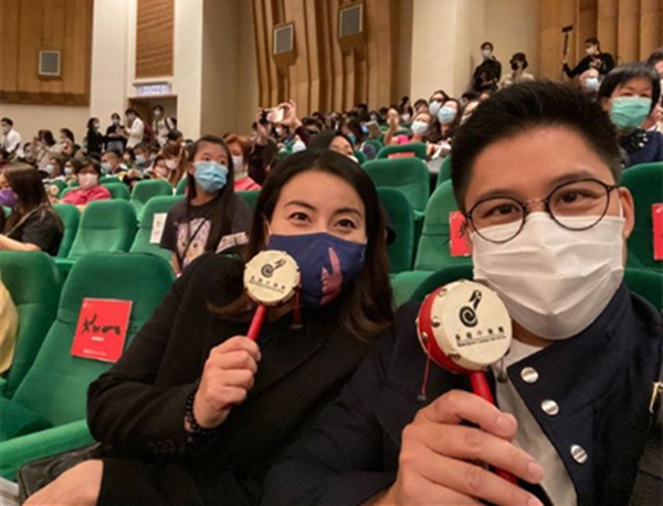 霍启刚|霍启刚携郭晶晶看表演，夫妻俩撇下三儿女过二人世界，超甜蜜