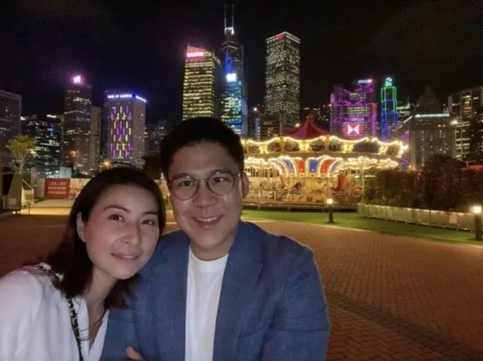 霍启刚|霍启刚携郭晶晶看表演，夫妻俩撇下三儿女过二人世界，超甜蜜