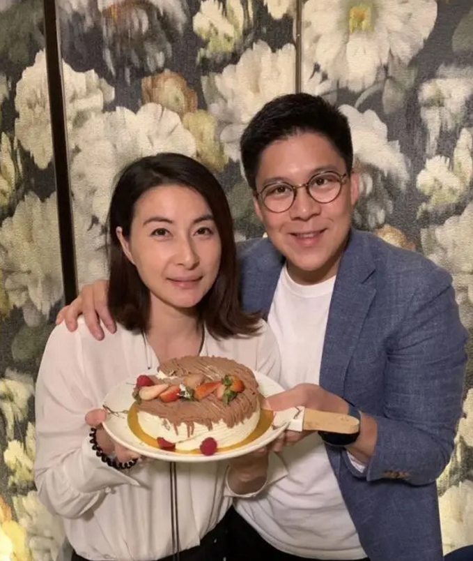 霍启刚|霍启刚携郭晶晶看表演，夫妻俩撇下三儿女过二人世界，超甜蜜