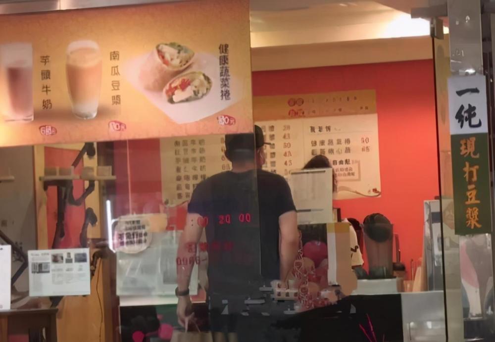 霍建华|霍建华现身陶晶莹生日聚会，笑容灿烂不带老婆，被指没心没肺