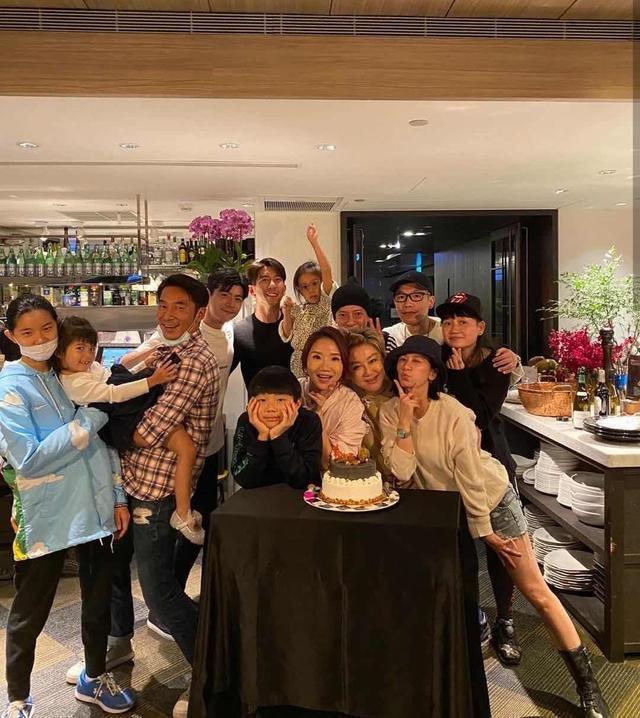 霍建华|霍建华现身陶晶莹生日聚会，笑容灿烂不带老婆，被指没心没肺