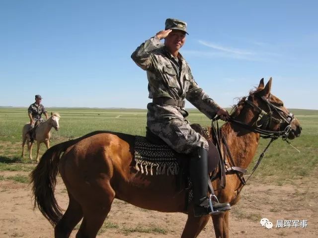 解放军骑士烈马决雌雄