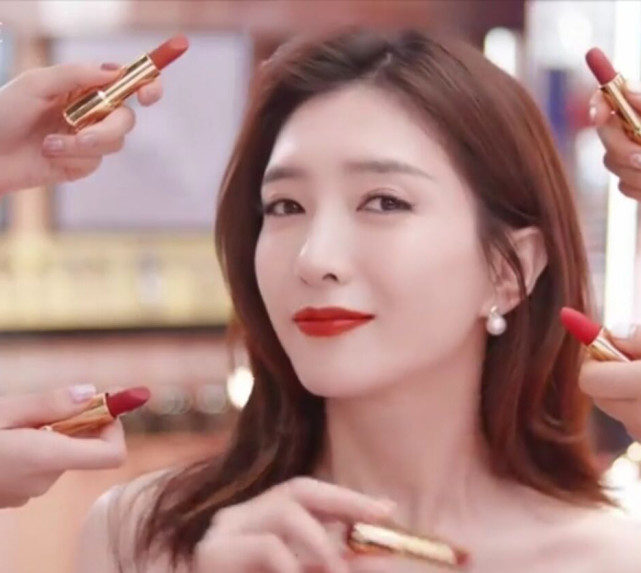 江疏影太会"装嫩"了,穿一字肩长裙拍口红广告,至少年轻了十岁