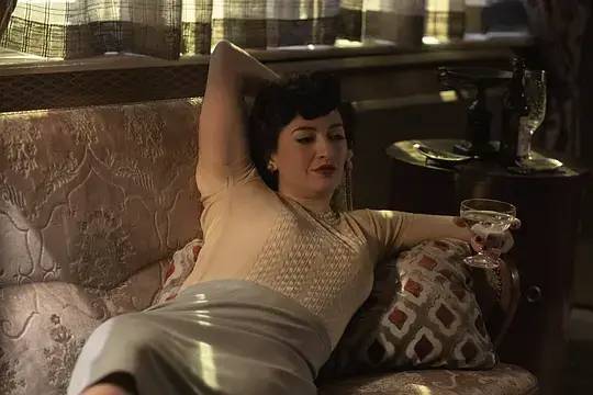 贝丝·哈蒙|跨过人性阴暗、肉食丛林，女弃婴如何站上男性主导的国际象棋界之巅？