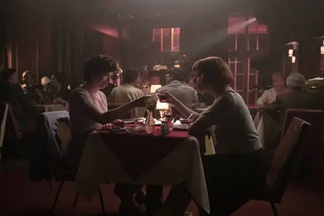 贝丝·哈蒙|跨过人性阴暗、肉食丛林，女弃婴如何站上男性主导的国际象棋界之巅？