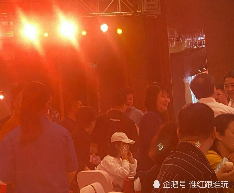 杨紫|《女心理师》开机宴，杨紫打扮低调但众星捧月，倪萍等大咖加盟