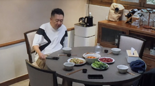 其次,在入住的第一天的中午,吴京和谢楠夫妇到访吃饭的时候,于谦老师