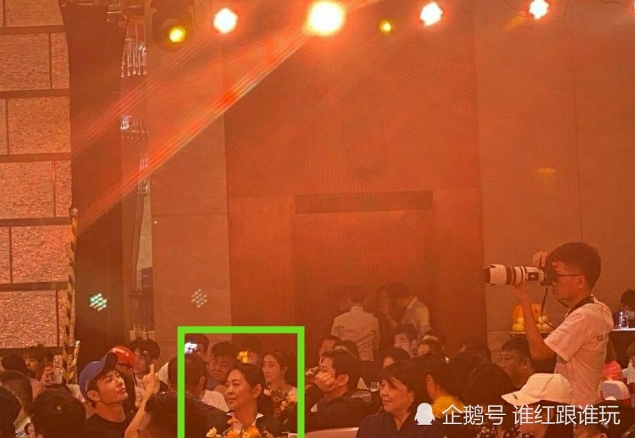 杨紫|《女心理师》开机宴，杨紫打扮低调但众星捧月，倪萍等大咖加盟