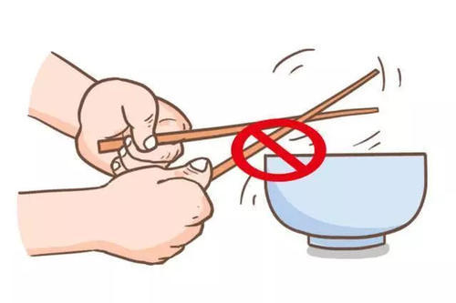 "不过一会,拿着筷子叮叮咚咚敲碗.