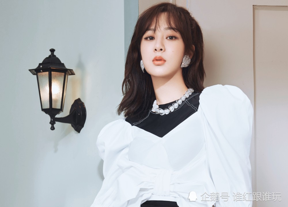 杨紫|《女心理师》开机宴，杨紫打扮低调但众星捧月，倪萍等大咖加盟