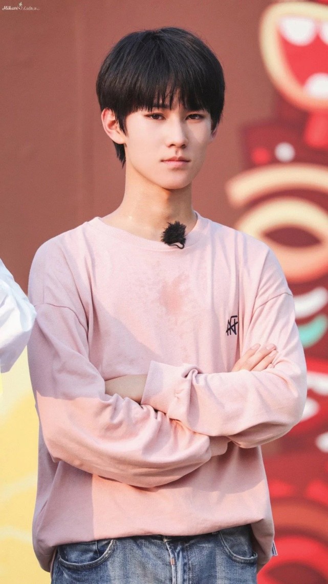 张真源壁纸他是皎皎不自知月亮