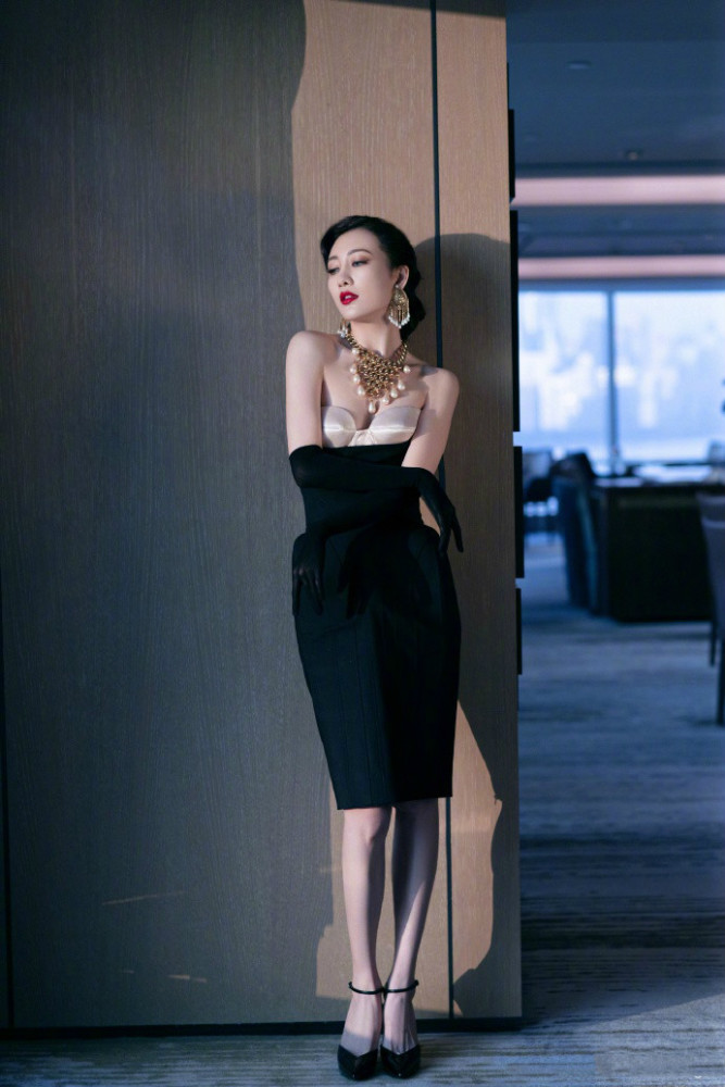 王鸥"波斯猫"造型惊艳,"内衣外穿"很大胆,有冷艳贵妇的感觉_腾讯新闻