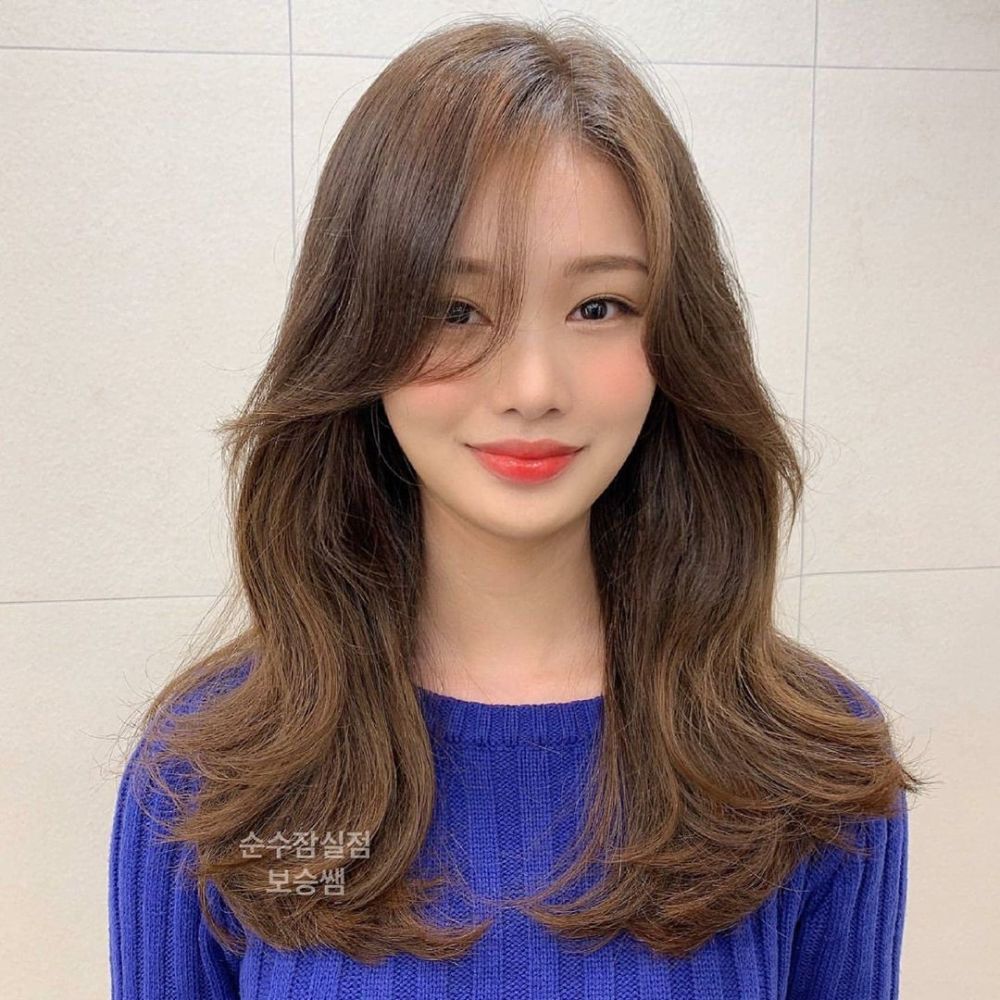 秋冬依然是这种造型烫比较吃香,舒缓自然的大弯能很好的修饰你的脸型