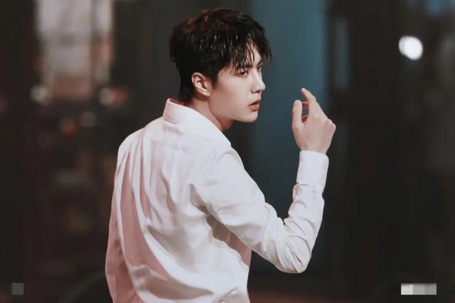 王一博|王一博迷人舞姿上热搜，CP粉却扒出和肖战又撞衫，没完没了？