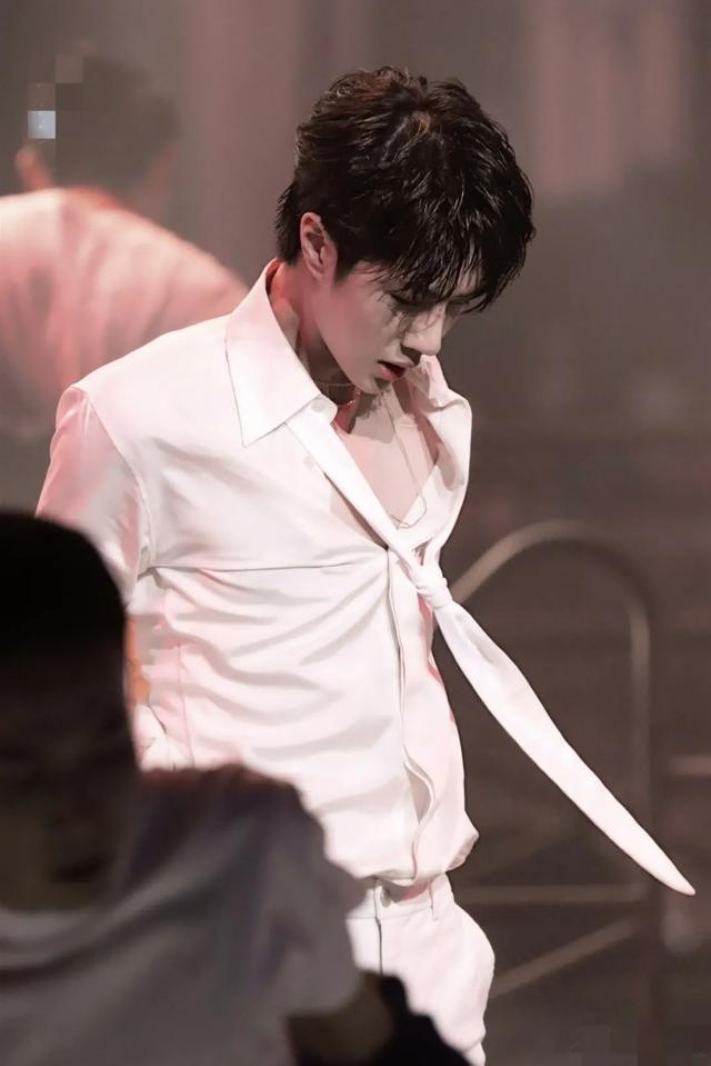 王一博|王一博迷人舞姿上热搜，CP粉却扒出和肖战又撞衫，没完没了？