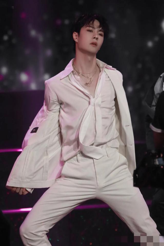 王一博|王一博迷人舞姿上热搜，CP粉却扒出和肖战又撞衫，没完没了？