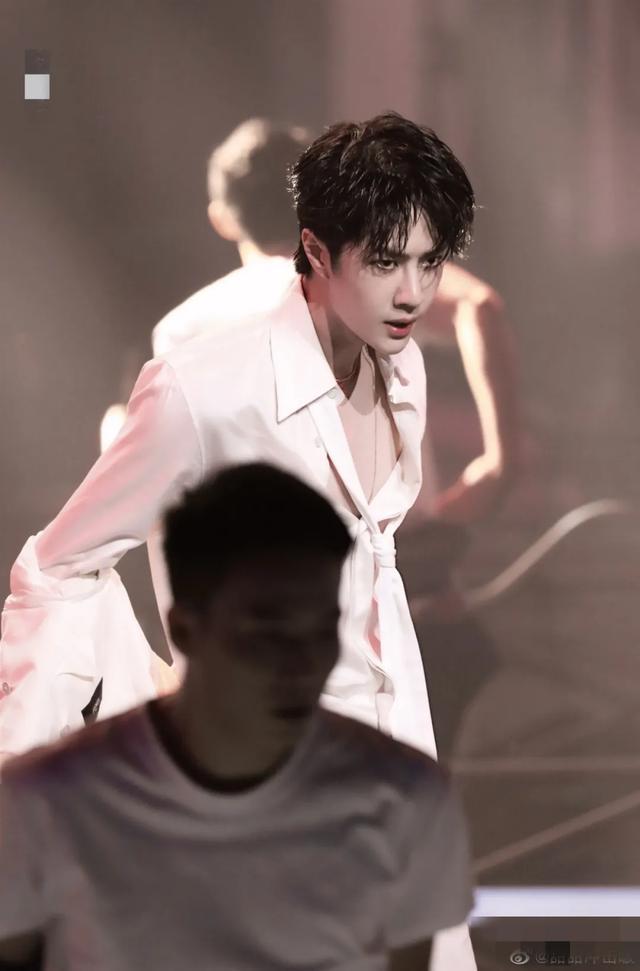 王一博|王一博迷人舞姿上热搜，CP粉却扒出和肖战又撞衫，没完没了？