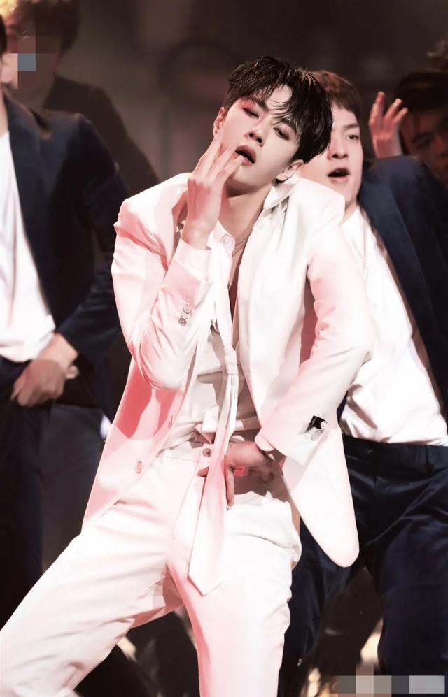 王一博|王一博迷人舞姿上热搜，CP粉却扒出和肖战又撞衫，没完没了？