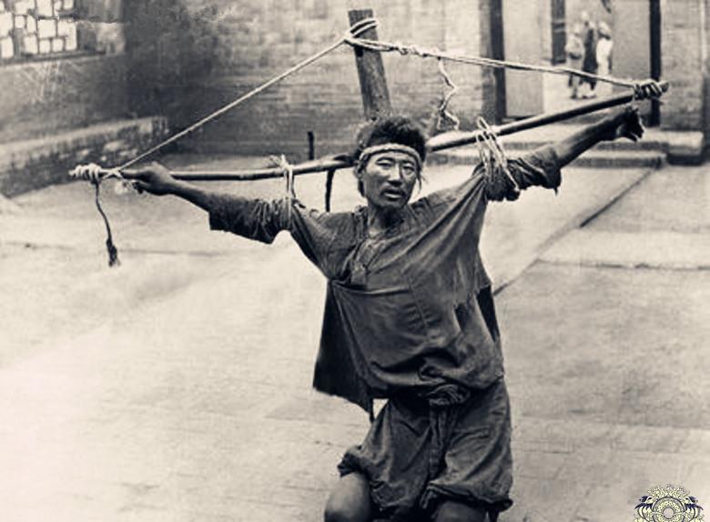 清朝刑罚跪铁索.