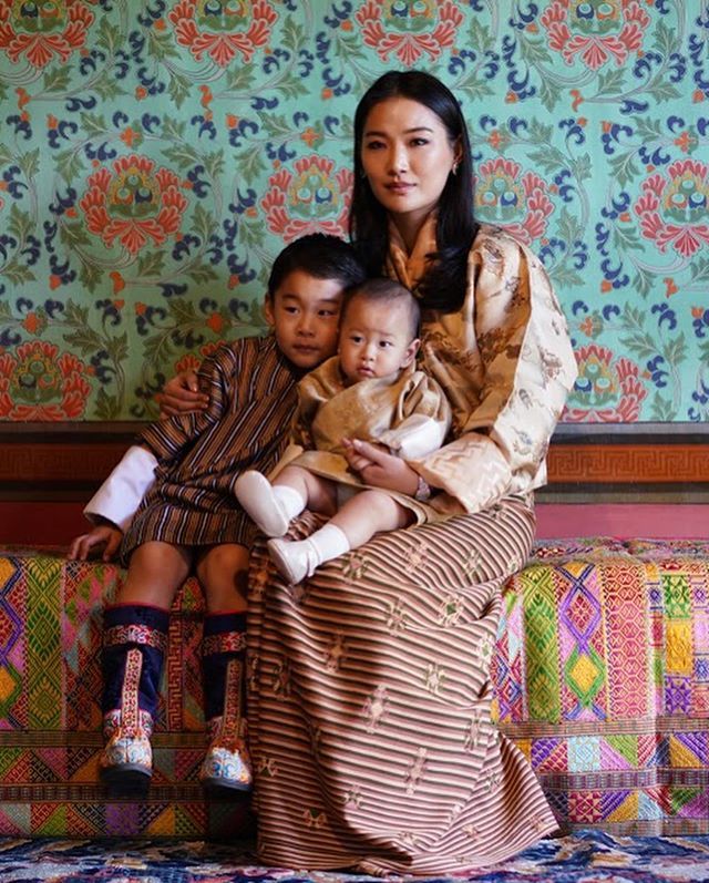 吉格梅·凯萨尔·纳姆耶尔·旺楚克|不丹国王庆加冕12周年，俩王子同框兄弟情深，王后淡雅出镜却无全家福