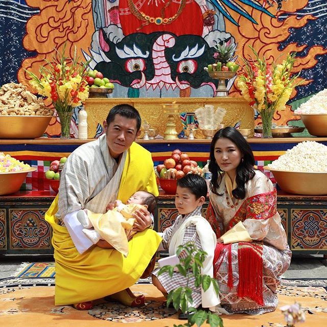 吉格梅·凯萨尔·纳姆耶尔·旺楚克|不丹国王庆加冕12周年，俩王子同框兄弟情深，王后淡雅出镜却无全家福
