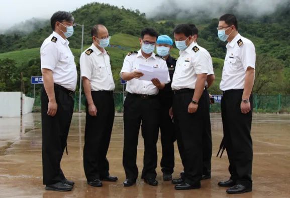 靳延勇(右二)在昆明海关所属孟连海关调研党的十九届五中全会审议通过