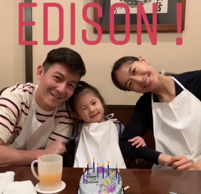 秦舒培|秦舒培一家看艺术展，3岁女儿身高优越，陈冠希快抱不过来显吃力