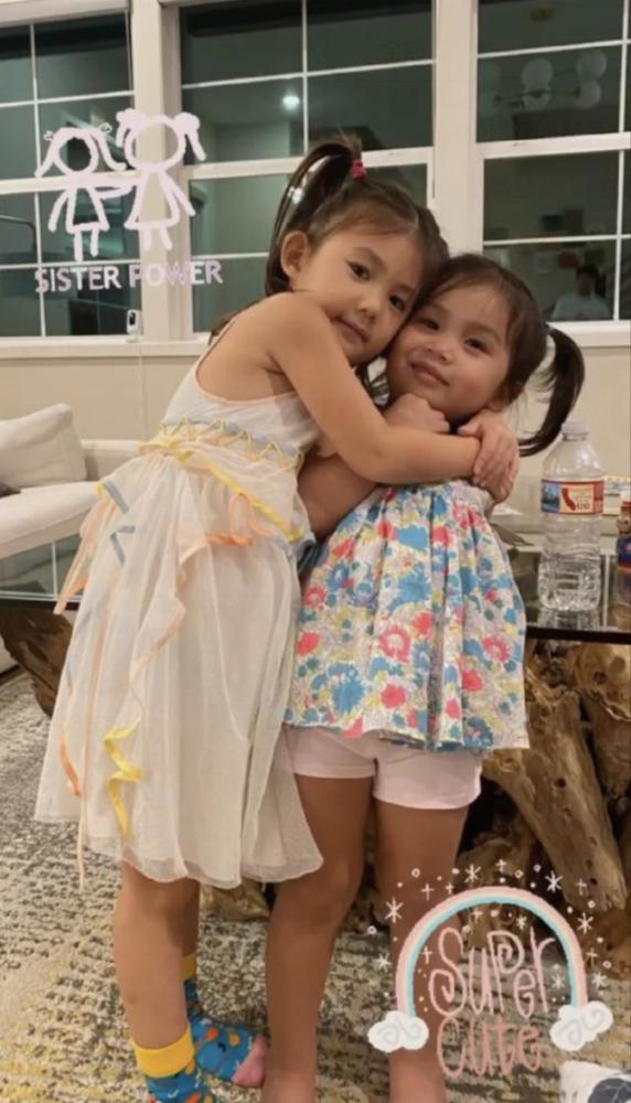 秦舒培|秦舒培一家看艺术展，3岁女儿身高优越，陈冠希快抱不过来显吃力