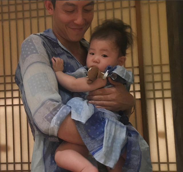 秦舒培|秦舒培一家看艺术展，3岁女儿身高优越，陈冠希快抱不过来显吃力