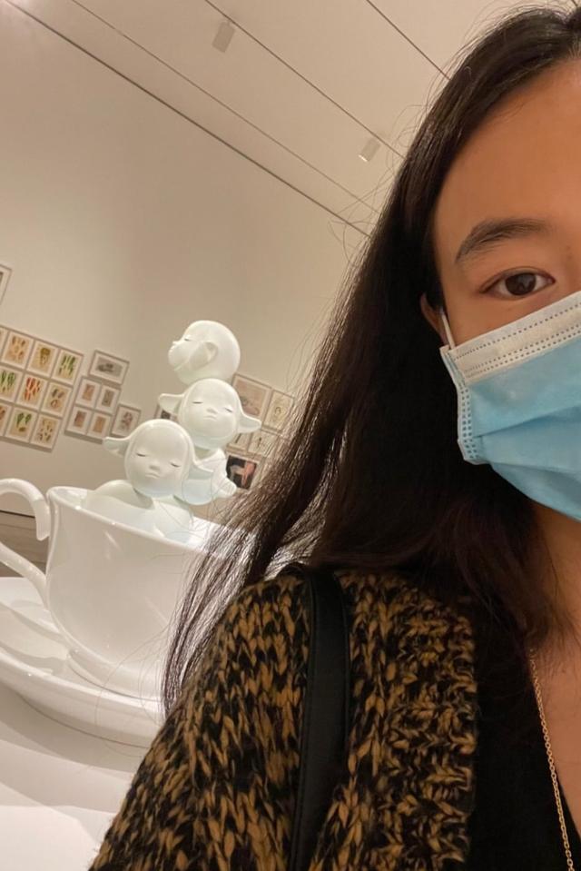 秦舒培|秦舒培一家看艺术展，3岁女儿身高优越，陈冠希快抱不过来显吃力