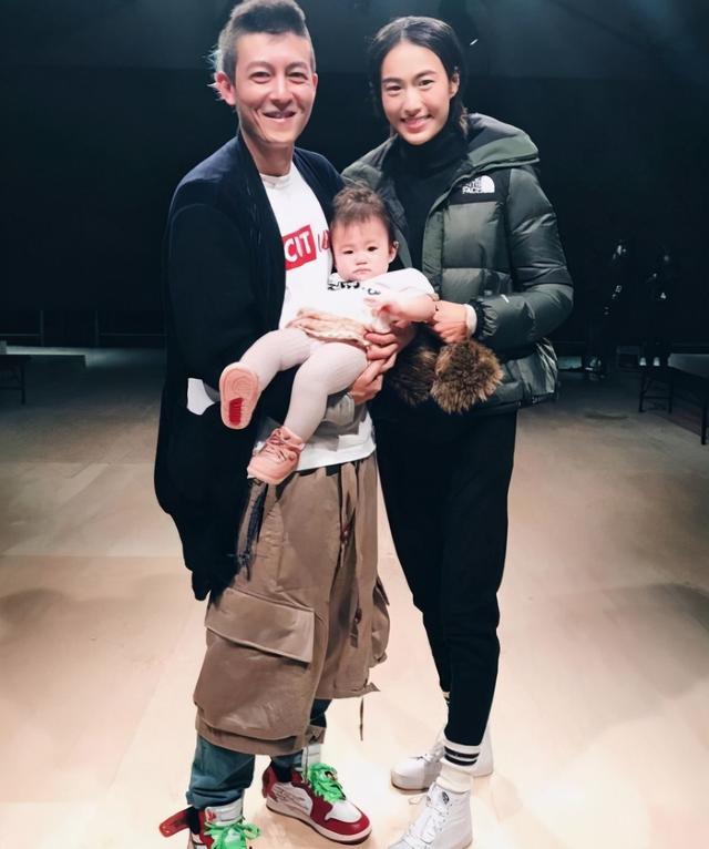 秦舒培|秦舒培一家看艺术展，3岁女儿身高优越，陈冠希快抱不过来显吃力