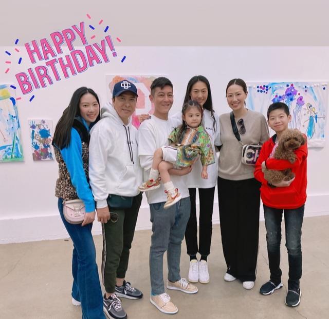 秦舒培|秦舒培一家看艺术展，3岁女儿身高优越，陈冠希快抱不过来显吃力