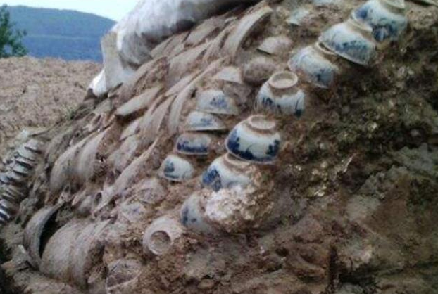 清代碗墓世间罕见除了墓门全是青花瓷碗组成墓室里却空无一物