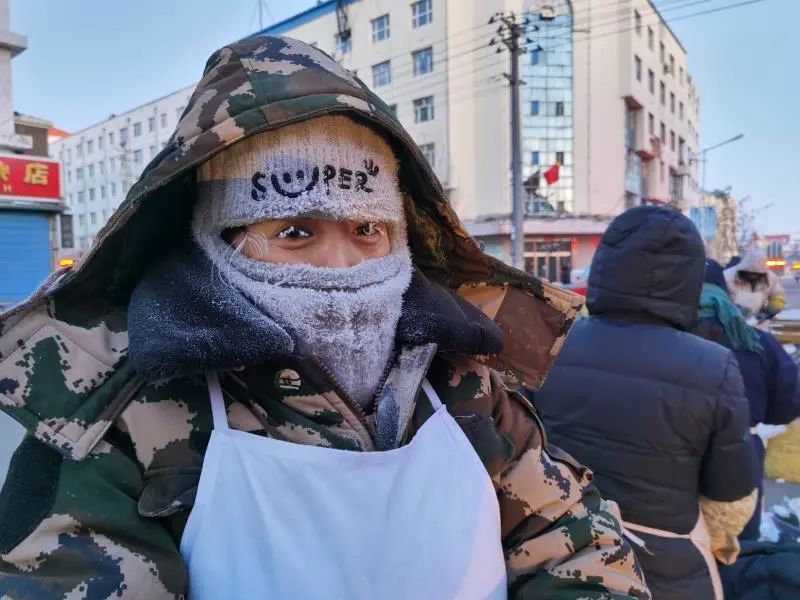 摄影:吴学武早市出摊儿的人是很辛苦的,不管春夏秋冬,都坚持,坚守,不