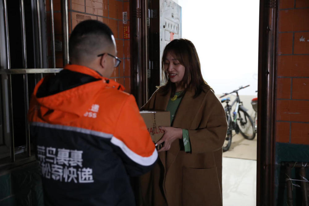 成都尾款人刚付款10分钟 快递小哥就送货上门了