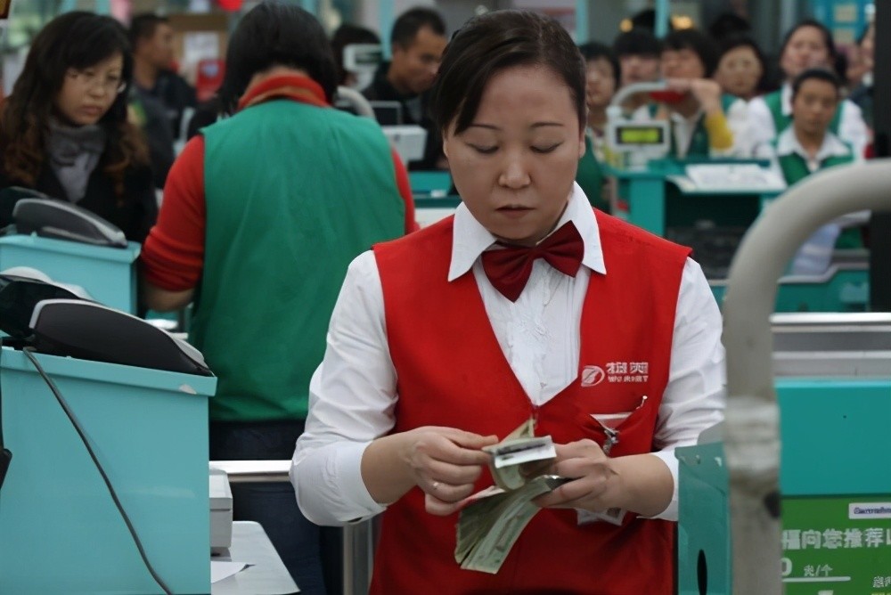 超市收银员二选一,上海阿姨battle东北阿姨,谁会胜出?