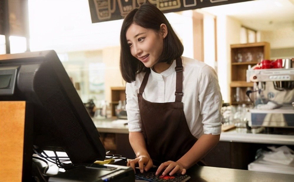 超市收银员二选一,上海阿姨battle东北阿姨,谁会胜出?