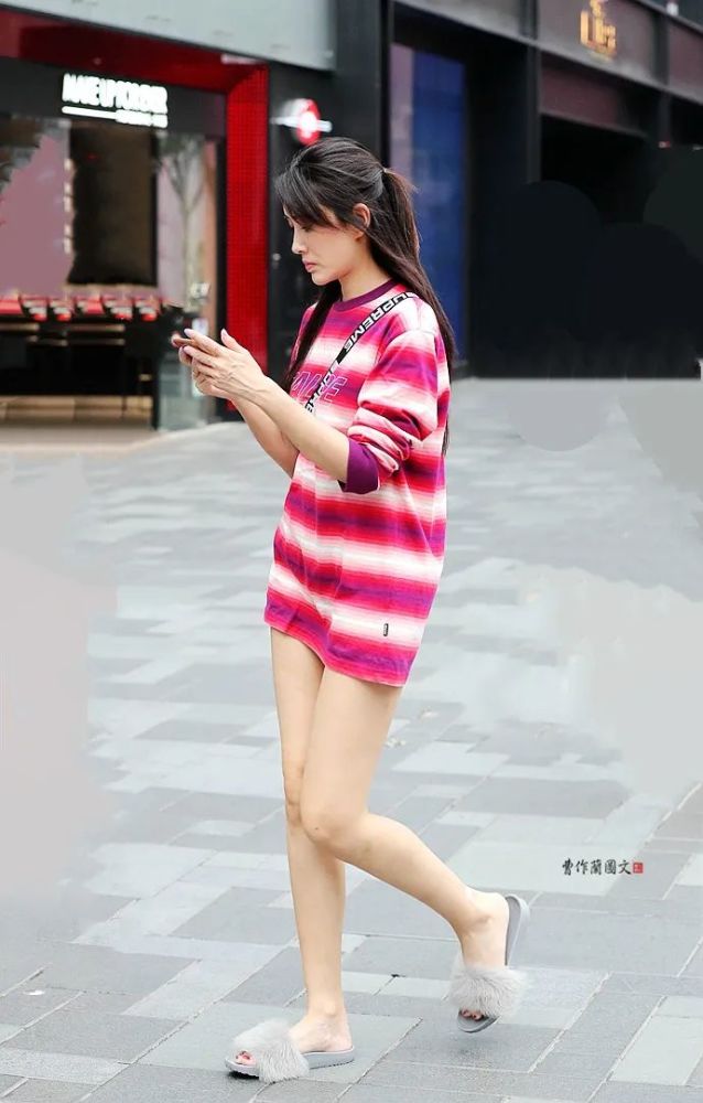 街拍温暖又时尚的皮草拖鞋美女