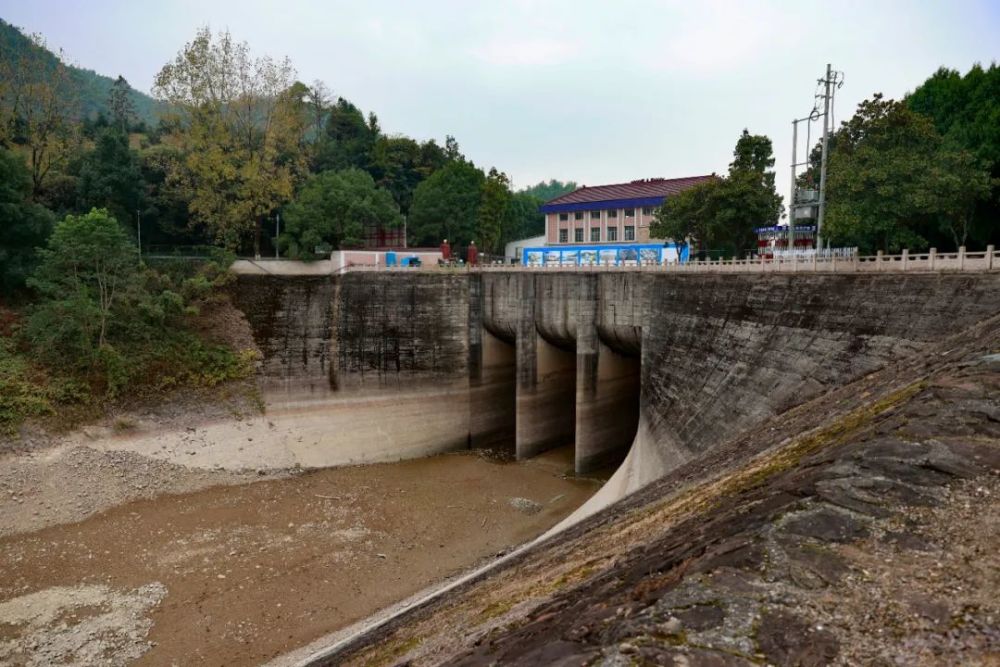 浙江一水库见底湖底村落曝光场面难得一见
