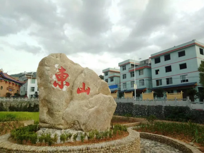 走在福安市康厝畲族乡东山村宽敞的马路上,看着一排被刷成七彩颜色的