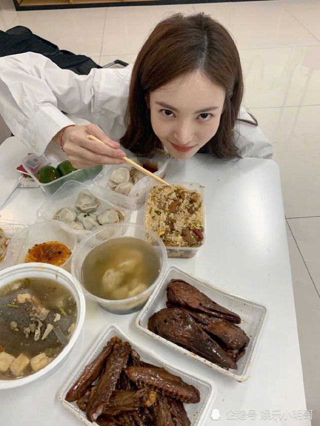 金晨深夜晒男友视角照,注意到桌上吃的,这是女明星真实饭量吗?