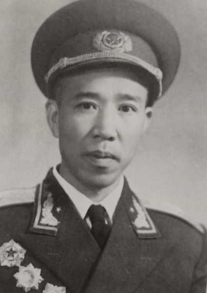 南京军区副司令妻子病逝不续娶患难夫妇12个儿女