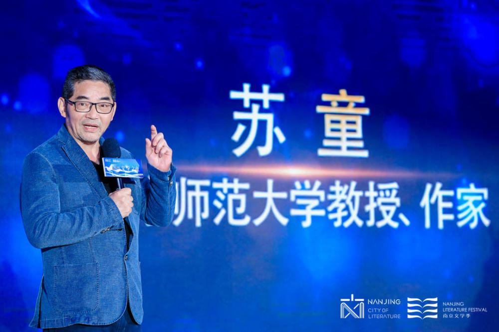 年轻"的主题,讲述文学赋予创作者更丰富的生命历程,更满溢的生活激情