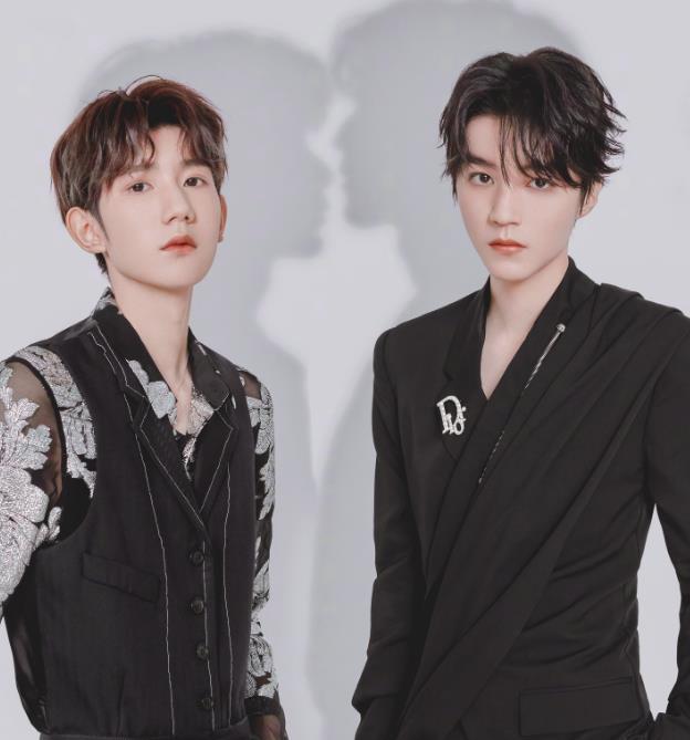 王俊凯王源花式同框,以"独特形象"出现在学校小卖部,罕见发糖