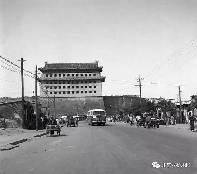 1951年开始进口捷克斯柯达公交车作为北京的公共汽车,这是9路由朝阳门