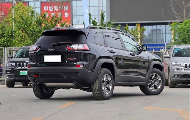 20款吉普自由光外观争议很大,2.0t引擎很抢眼,空间很宽敞