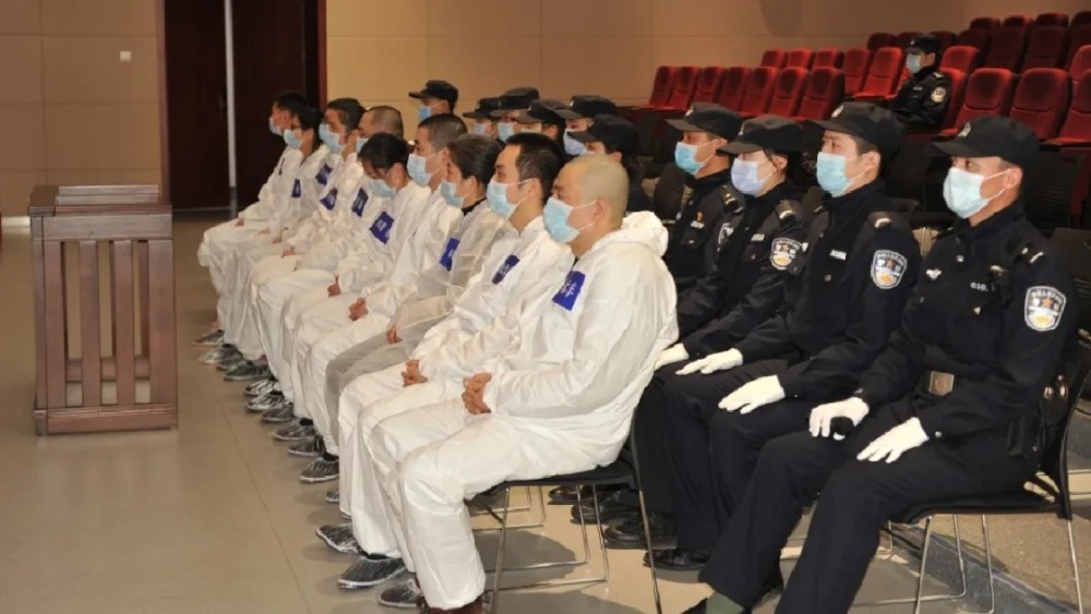 2008年,被告人张仲谋通过拉票贿选当选三兆村村委会主任,之后扶持亲信